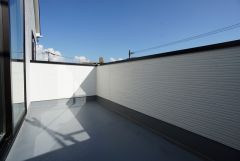 同仕様写真。南側に面したバルコニーは日当たり良好です。お洗濯物も気持ちよく干せそうです。日光浴をしたり、星を眺めたりも良いですね^^