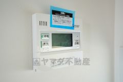 キッチン横からお湯張り、追い炊き、足し湯がボタン一つで楽々操作できる給湯機リモコンです。忙しい夕飯準備の時間帯に重宝しますね。