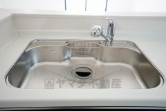 広々としたステンレスシンクには、洗剤やスポンジを収納出来るラック付き。広さも確保しているので、大きなお鍋も洗いやすいです。