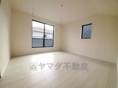 寛ぎの時間を紡ぎだす主寝室は、大型ベッドを置いても余裕の広さを確保しています。