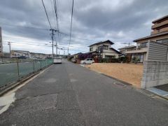 現地（2025年12月16日）撮影。前面道路は広く、車同士がすれ違うスペースが十分にあります。落ち着いた住宅地内で快適な生活を実現してみませんか＾＾