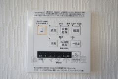 同仕様写真。浴室暖房乾燥機付き。天候に左右されず、いつでも好きなときに洗濯物を干せるので、仕事や家事で忙しい方に重宝します。