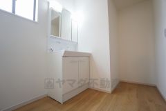 同仕様写真。三面鏡つき洗面台。鏡裏にたっぷりとした収納スペースがあります。鏡を閉めてしまえば小物は見えないため、スッキリとした印象の洗面台にできます。