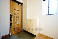 採光も考えられた明るい玄関です。