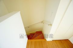 小さなお子様やご高齢の方でも安心できる、手すり付き階段。段差も低めで設定されており、安全性にも優れています。