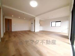 リビングは広々とした設計で、家族が集い、寛ぐ暮らしの空間を演出しています。思い思いの時間を過ごしたり、家族みんなで食事をしたり、素敵な団らんの場になりますね。