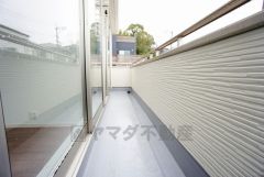 同仕様写真。陽当たりの良いバルコニーです。お洗濯やお布団干しはもちろん、日光浴スペースにも。足元は防水工事施工済です。