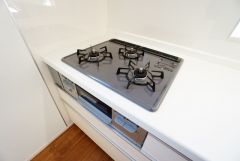 複数の調理を一度に行うことができる3口コンロ。効率よくお料理が出来ます。毎日のお料理も楽しくなりますね＾＾