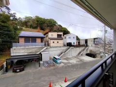 日差しが遮られないように隣家との間に距離を設けています。住宅地ですのでご近所様とコミュニケーション取りやすい距離感が良いですね。