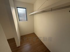 季節物の衣類もスッキリ収納できるウォークインクローゼット。クローゼット内で洋服のコーディネートから着替えまで中で出来るので、部屋が散らかりにくいです。