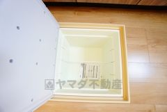 キッチンにある床下収納は、居住スペースを減らさずに買い置きの調味料や非常食などを保管することができます。