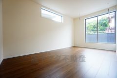 寛ぎの時間を紡ぎだす主寝室は、大型ベッドを置いても余裕の広さを確保しています。