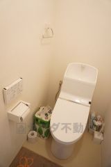 壁リモコンタイプのウォシュレット付き。すっきりした見た目で、トイレ奥の掃除もしやすいです。