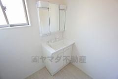 同仕様写真。三面鏡つき洗面台。鏡裏にたっぷりとした収納スペースがあります。鏡を閉めてしまえば小物は見えないため、スッキリとした印象の洗面台にできます。