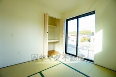 リビングからの続き間として和室をご用意しました。普段はリビングとつなげて開放的なスペースとして、来客時には客間としてお使いいただけます。