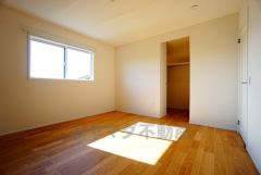 寛ぎの時間を紡ぎだす主寝室は、大型ベッドを置いても余裕の広さを確保しています。