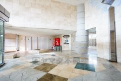 落ち着いた雰囲気の広々としたロビーです。自販機も設置されています。