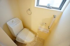 温水洗浄機付トイレです。節水機能もあるので、安心して使えますね。もちろん、1階2階の2ヶ所にトイレがあるので、忙しい朝にもゆとりができますね。