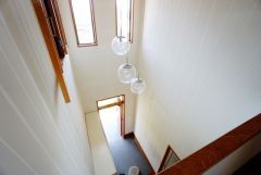 訪れる人に住空間の大きさを印象付ける、玄関の大きな吹抜け。上下階の一体感も家族のふれあいを演出します。