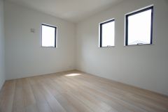 同仕様写真。主寝室としてお使いいただけそうなこちらのお部屋は、日当たりが良く、爽やかな風を感じて起きる朝は、快適生活の始まりに。