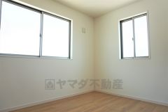 同仕様写真。2面採光を確保した明るい室内は、風通しも良く、大変居心地の良い空間となっております。爽やかな風を感じて起きる朝は、快適生活の始まりに。