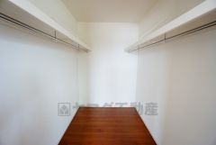 同仕様写真。収納力豊富なウォークインクローゼット。洋服や小物などを1箇所にまとめて美しい収納を実現します。スーツケースのような大型の荷物も置けます＾＾