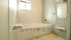 1日の疲れを癒すくつろぎのバスルーム。足を伸ばしてもゆったりと入れるサイズです。お子様と一緒にお風呂に入っても狭くないですね^^