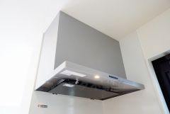 調理により発生する油煙や臭いを吸い込み、屋外へ排気してくれます。