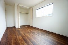 温かい光の差し込むゆとりのある居室をぜひ現地にてご確認くださいませ。