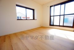 2面採光を確保した明るい室内は、風通しも良く、大変居心地の良い空間となっております。爽やかな風を感じて起きる朝は、快適生活の始まりに。