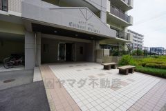 エントランスの自動ドアと出入り口に段差のないバリアフリー対応です。きれいに保たれたエントランスが安らぎに満ちた暮らしへ誘います。