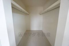 季節物の衣類もスッキリ収納できるウォークインクローゼット。クローゼット内で洋服のコーディネートから着替えまで中で出来るので、部屋が散らかりにくいです。