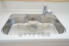 色も形もキレイなシンクは、広さも確保しているので、大きめの鍋も簡単に洗えます。