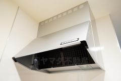 お手入れが簡単なスリム型レンジフードです。調理により発生する油煙や臭いを吸い込み、屋外へ排気してくれます。
