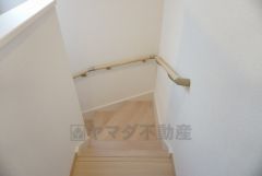 同仕様写真。ご年配の方でも安心できる、手すり付き階段。段差も低めで設定されており、安全性にも優れていますね＾＾