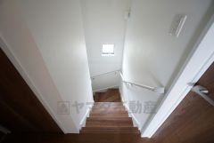 小さなお子様やご高齢の方でも安心できる、手すり付き階段。段差も低めで設定されており、安全性にも優れています。