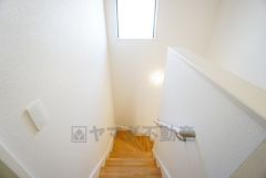 小さなお子様やご高齢の方でも安心できる、手すり付き階段。段差も低めで設定されており、安全性にも優れています。