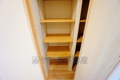 ホールに大容量の収納スペースを確保。日用品や趣味の道具入れとして便利です。扉付きなので見た目もスッキリ＾＾