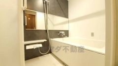 横長の鏡が、空間に奥行をもたらし、広々としたバスルームを印象付けています。