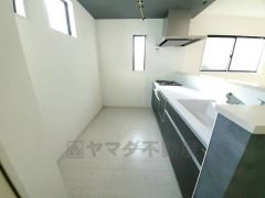 リビングにいるお子様を見守りながらお料理ができる対面キッチン。カウンタートップの汚れもサッと拭き取ることができ、お掃除ラクラク＾＾