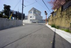 前面道路は広く、車同士がすれ違うスペースが十分にあります。落ち着いた住宅地内で快適な生活を実現してみませんか＾＾