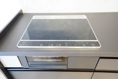 お手入れのしやすいIHクッキングヒーターです。3口コンロなので、効率よくお料理が楽しめます。毎日のお料理も楽しくなりますね＾＾