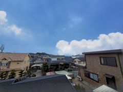 2階バルコニーからの眺望です。前面に遮るものがなく景色を一望できます。南向きで、日当たりも良好。お洗濯物が良く乾きます。