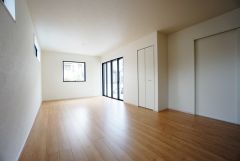 リビングは広々とした設計で、家族が集い、寛ぐ暮らしの空間を演出しています。思い思いの時間を過ごしたり、家族みんなで食事をしたり、素敵な団らんの場になりますね。