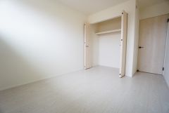 住む人のこだわりを活かす洋室。日当たりがよく、寝室としての利用もおすすめ。広めのクローゼットには荷物をすっきり片付けられ、ゆとりのある暮らしが出来ます＾＾