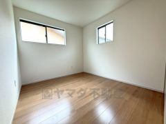 2面採光を確保した明るい室内は、風通しも良く、大変居心地の良い空間となっております。日当たりがよく、子供部屋としての利用もおすすめ。