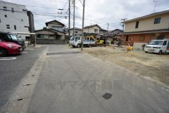 現地（2025年8月5日）撮影。大型車の通行が少なく、騒音や振動が少ないので静かで快適な生活を送れます。