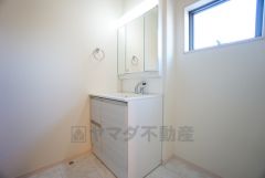 三面鏡つき洗面台。鏡裏にたっぷりとした収納スペースがあります。鏡を閉めてしまえば小物は見えないため、スッキリとした印象の洗面台にできます。