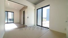 リビング隣には、ホッとできる和室を用意。お子様のお昼寝スペースや書斎としてなど、いろいろとお使い頂けます。