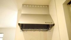 お手入れが簡単なスリム型レンジフードです。調理により発生する油煙や臭いを吸い込み、屋外へ排気してくれます。